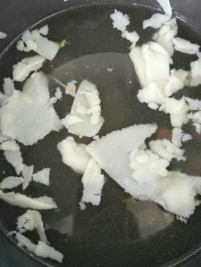 这个是前一天牛骨头熬的汤底，汤很浓上面结满了油。