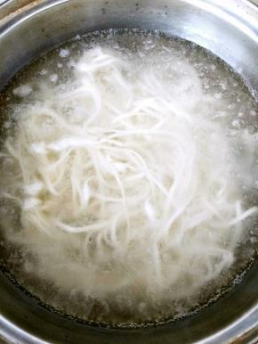 锅内水烧开下入面条涟水三次就熟了。
