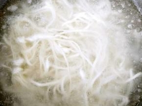 锅内水烧开下入面条涟水三次就熟了。
