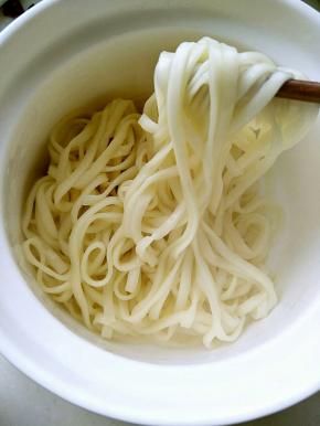 面条控干水份放入碗中
