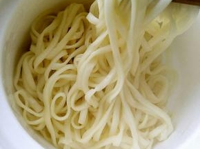面条控干水份放入碗中