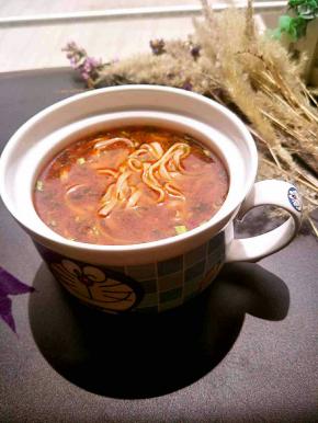 放上辣椒油，一碗美味香喷喷的牛肉面就做好了！