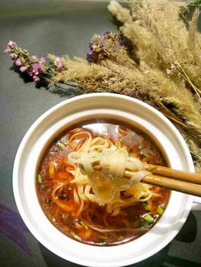 看看这面条，在尝尝汤底别提有多舒服美味了