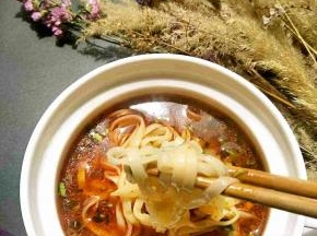 看看这面条，在尝尝汤底别提有多舒服美味了