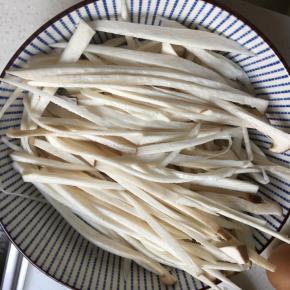 放入1克盐腌十分钟