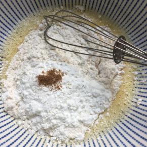 加入面粉、玉米淀粉、椒盐粉搅拌均匀