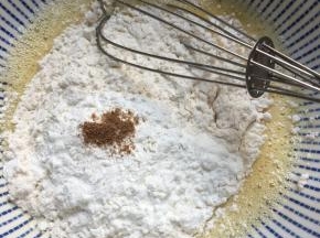 加入面粉、玉米淀粉、椒盐粉搅拌均匀