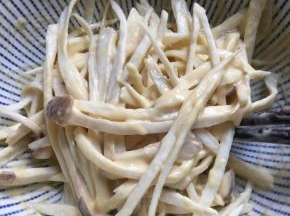 放入腌好的杏鲍菇搅拌均匀