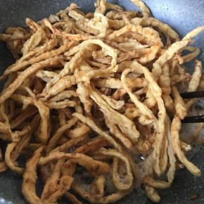 第一次炸好后重新回锅再炸一次出锅装盘