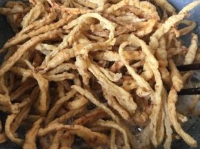 第一次炸好后重新回锅再炸一次出锅装盘