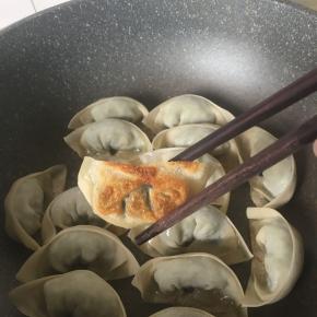 馄饨排在锅中大火煎半分钟，底煎至图片色