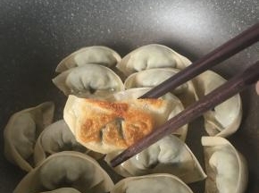 馄饨排在锅中大火煎半分钟，底煎至图片色