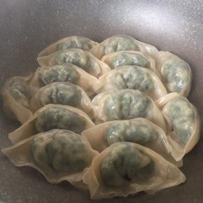 从锅边加半汤匙油小火煎二分钟出锅