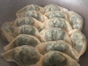 从锅边加半汤匙油小火煎二分钟出锅