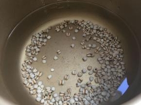 薏米洗净,加500毫升水先放锅中煮开