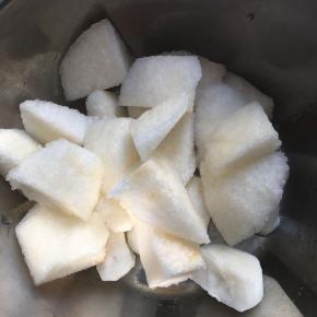 雪梨和荸荠去皮切块