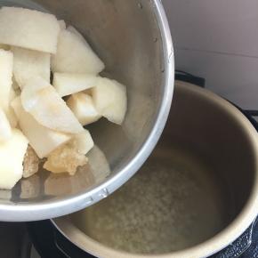 锅中煮开后放入冰糖、雪梨、荸荠