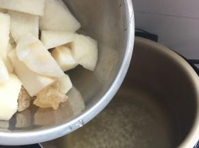 锅中煮开后放入冰糖、雪梨、荸荠