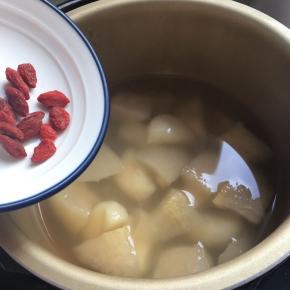 开盖加入枸杞搅拌均匀