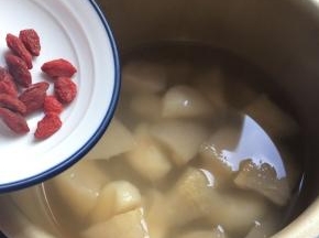 开盖加入枸杞搅拌均匀