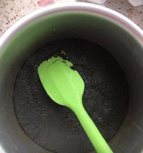 奥利奥饼干碎80克，放塑料袋里，用擀面杖敲碎，或者放料理机打碎。和融化黄油40克混合搅匀，6寸活底戚风模具底部铺油纸，把饼干碎平铺，用刮刀压实，冷藏两个小时，或者冷冻半小时。