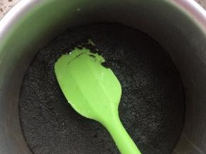 奥利奥饼干碎80克，放塑料袋里，用擀面杖敲碎，或者放料理机打碎。和融化黄油40克混合搅匀，6寸活底戚风模具底部铺油纸，把饼干碎平铺，用刮刀压实，冷藏两个小时，或者冷冻半小时。