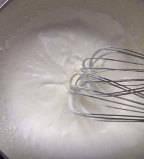 吉利丁片两片用凉水泡软，奶油奶酪软化。把淡奶油加糖打至6分发。