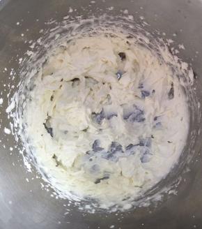 软化的奶油奶酪打发10秒，顺滑即可。倒入奶油里搅匀。