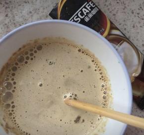 牛奶放微波炉加热，用热牛奶把速溶咖啡冲了，初步搅拌后，放入巧克力酱一起搅匀。放凉一会儿。