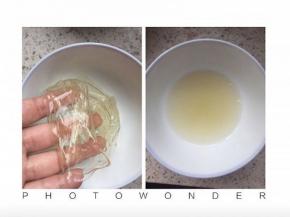左图为泡软的吉利丁片，把吉利丁片从水中捞出，放微波炉中火15秒左右，化成液体，或者隔水加热融化，温度不能太高，否则吉利丁就废了，没有凝聚能力了。