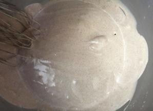 把咖啡倒入奶油奶酪糊中搅匀，再把吉利丁液也倒入用打蛋器混匀。