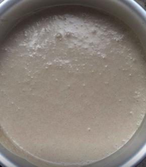 倒入之前的奥利奥饼干底的盆中。放入冰箱冷藏3个小时以上。