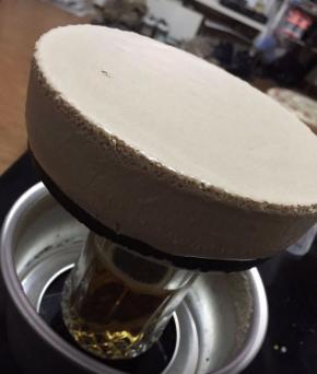 吹风机吹一下侧壁，用一个宽口杯，顶起来底部完成脱模。如果侧面不够光滑，用刮刀抹面一下。