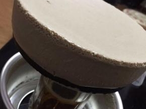 吹风机吹一下侧壁，用一个宽口杯，顶起来底部完成脱模。如果侧面不够光滑，用刮刀抹面一下。