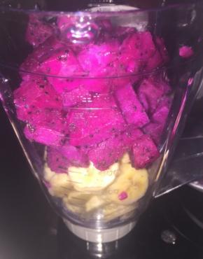 放入料理机中打碎（不太容易哦，用擀面杖往下压一压）