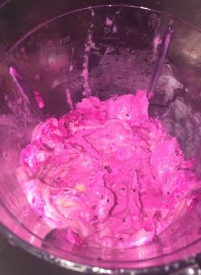 慢慢成型了，还有少许块状，打几十秒后停止，用勺子搅拌下，将块状物搅到下面，然后接着打