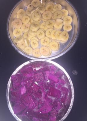 香蕉切片，火龙果切小段，冰箱冷冻3-5小时