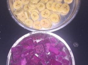 香蕉切片，火龙果切小段，冰箱冷冻3-5小时
