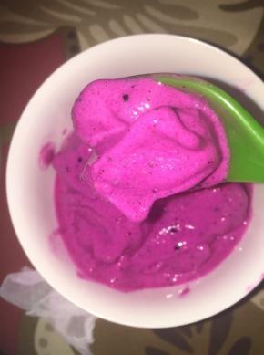 非常细腻的冰激凌糊糊~香蕉起到粘稠的作用，火龙果和香蕉都有去火治便秘的功效，老人和小朋友想吃冰激凌的可以这样做，不用放糖，水果已经很甜