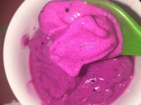 非常细腻的冰激凌糊糊~香蕉起到粘稠的作用，火龙果和香蕉都有去火治便秘的功效，老人和小朋友想吃冰激凌的可以这样做，不用放糖，水果已经很甜