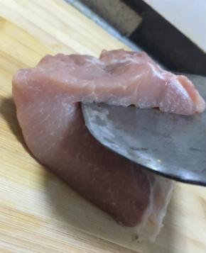 里脊洗净，用厨房纸擦干，三分之一处下刀，不要切断，如图切法