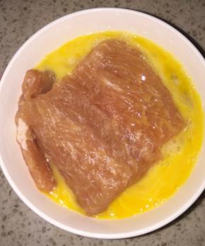 然后浸泡蛋液，正反面都要蘸到蛋液