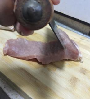 然后再向下往外切，这样把里脊切成一个长片