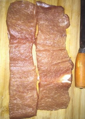 感觉厚的地方，用刀划几道划痕，然后用刀背敲肉，敲到肉比较松软，正反面撒盐和少许白胡椒粉