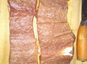 感觉厚的地方，用刀划几道划痕，然后用刀背敲肉，敲到肉比较松软，正反面撒盐和少许白胡椒粉