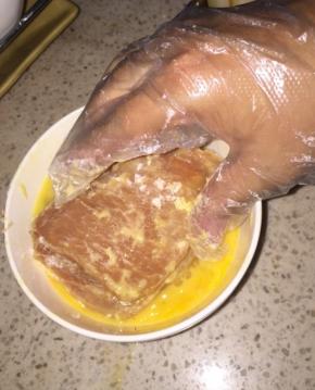 然后叠好，三层像小被子一样，浸泡蛋液