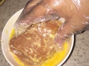然后叠好，三层像小被子一样，浸泡蛋液