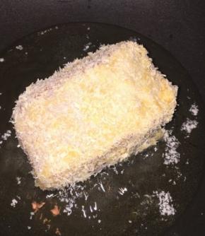 全面蘸上面包糠，接口处也要蘸上面包糠，然后拿起来抖掉多余的面包糠，小火微火，油不要多，放入锅中煎3分钟后翻面