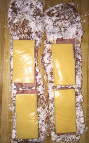 在火腿片上再铺一层芝士片