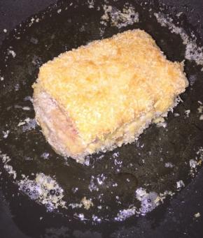 三分钟后煎背面，这样反复正反面至少煎20分钟，然后煎其他侧面4个面，也要每个煎几分钟，这样才能彻底熟了